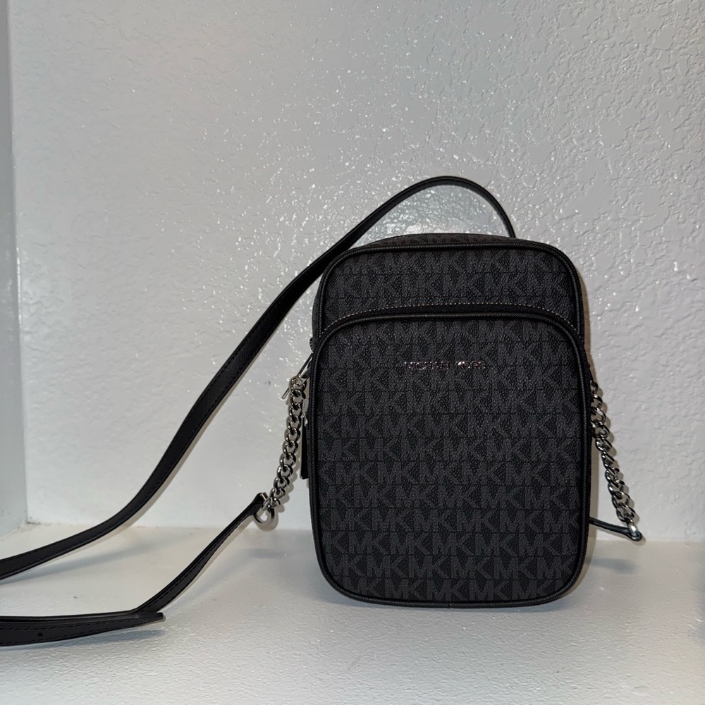 Jet Set Travel Medium Logo Crossbody Bag